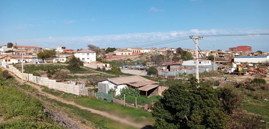 Terreno de 2,7 Ha con 2 casa y 2 bodegas