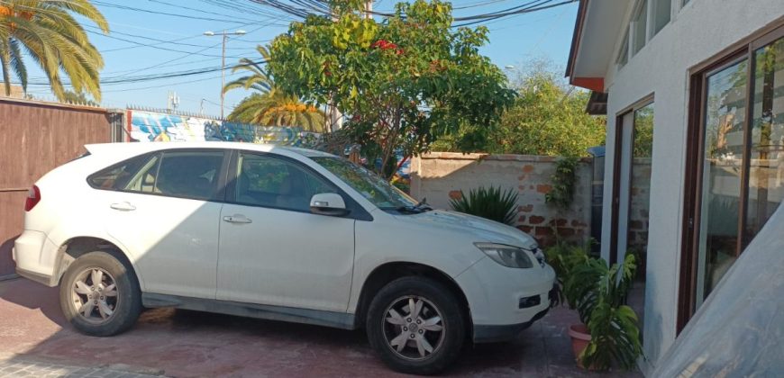Casa de 3 dormitorios, 2 baños y 2 estacionamientos en sector Paseo Balmaceda – La Serena