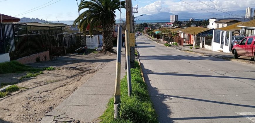 Casa en Las Encinas , 165 mts San Juan Coquimbo , Ubicación Comercial