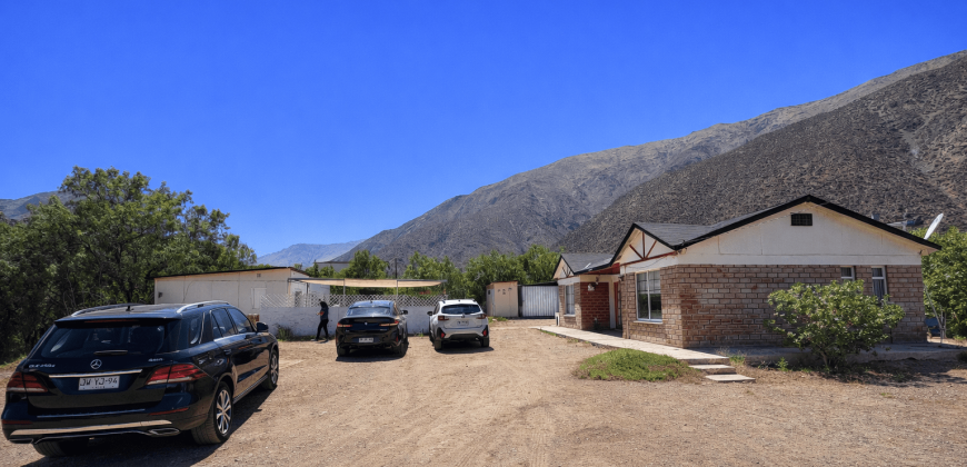 Parcela 6.438 m² La Campana Valle de Elqui, con luz y agua, construcción de ladrillo, piscina y frutales.