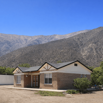 Parcela 6.438 m² La Campana Valle de Elqui, con luz y agua, construcción de ladrillo, piscina y frutales.
