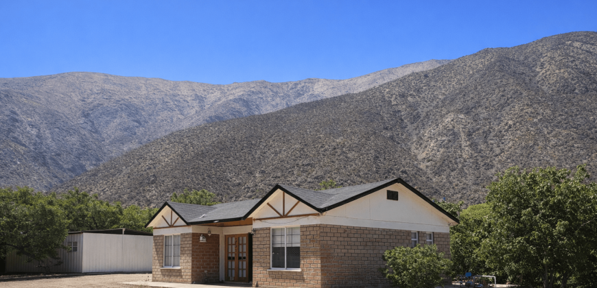 Parcela 6.438 m² La Campana Valle de Elqui, con luz y agua, construcción de ladrillo, piscina y frutales.