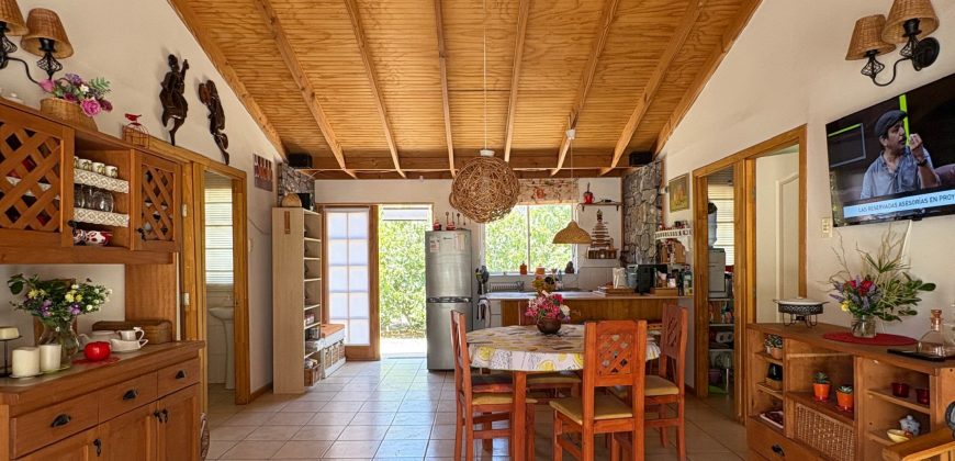 Parcela 6.438 m² La Campana Valle de Elqui, con luz y agua, construcción de ladrillo, piscina y frutales.